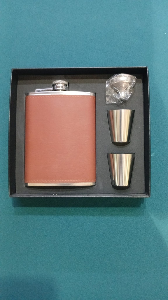 CONJUNTO DE PETACA Y VASOS